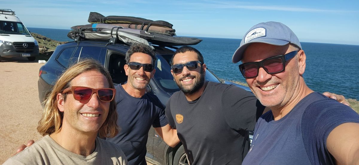 Con las tablas arriba del auto, buscando olas